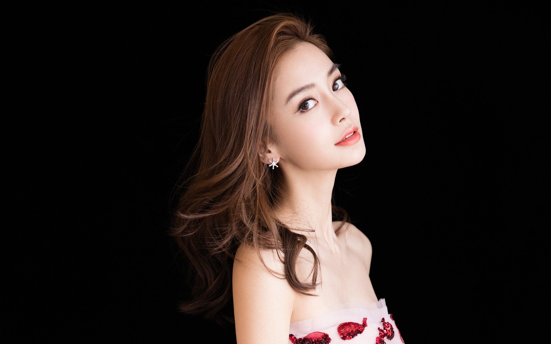 双线战场的关键先生,从独行侠铁蹄到奥运圣火下的霍勒迪时刻