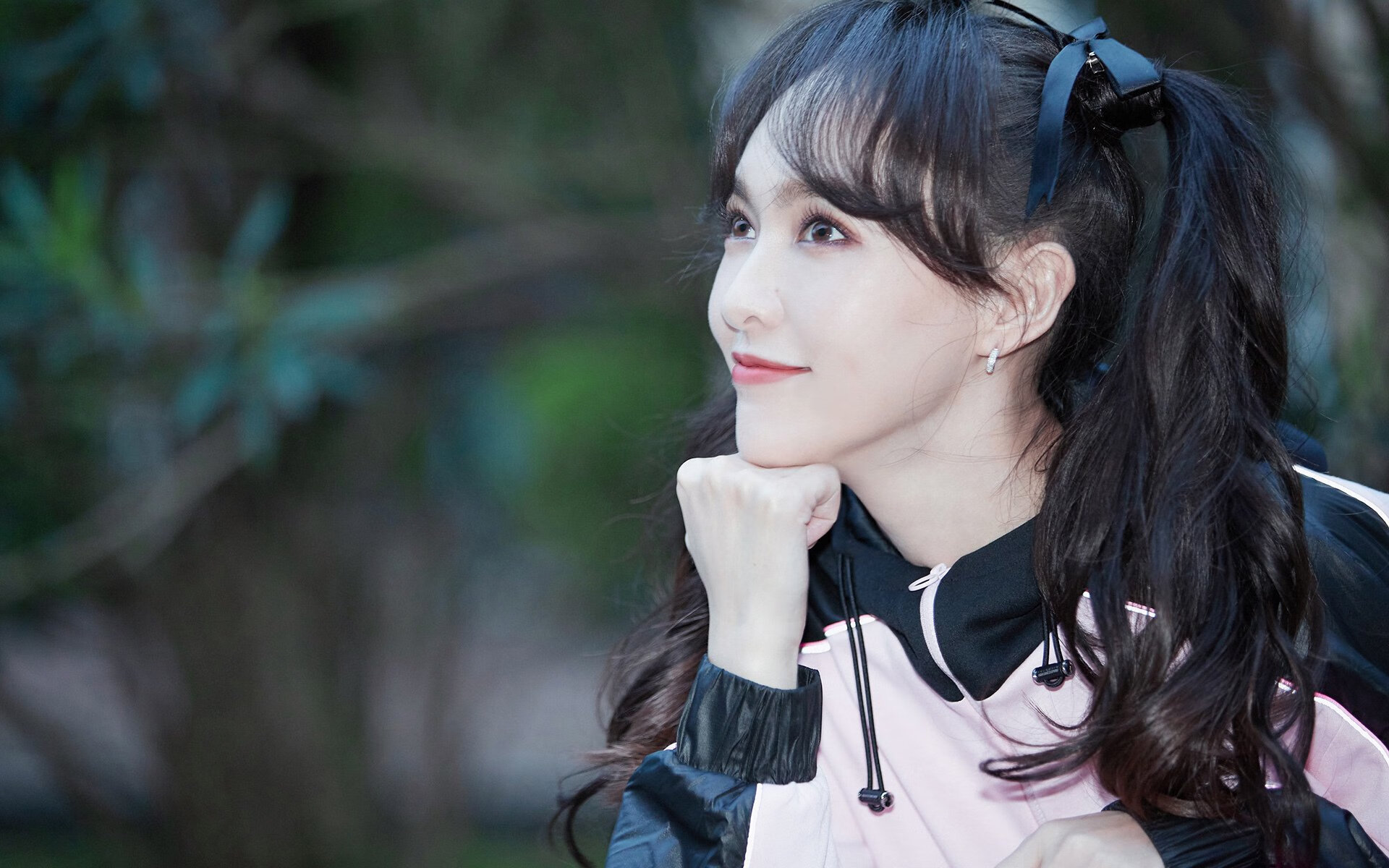 当乌拉圭的防线遇上希腊的神话—唯一穿越时空的交汇点，是18岁的李刚仁 一场2010年的世界杯对决，一次2024年的纪录刷新，唯一的连接是足球史上那记不可复制的力量传承