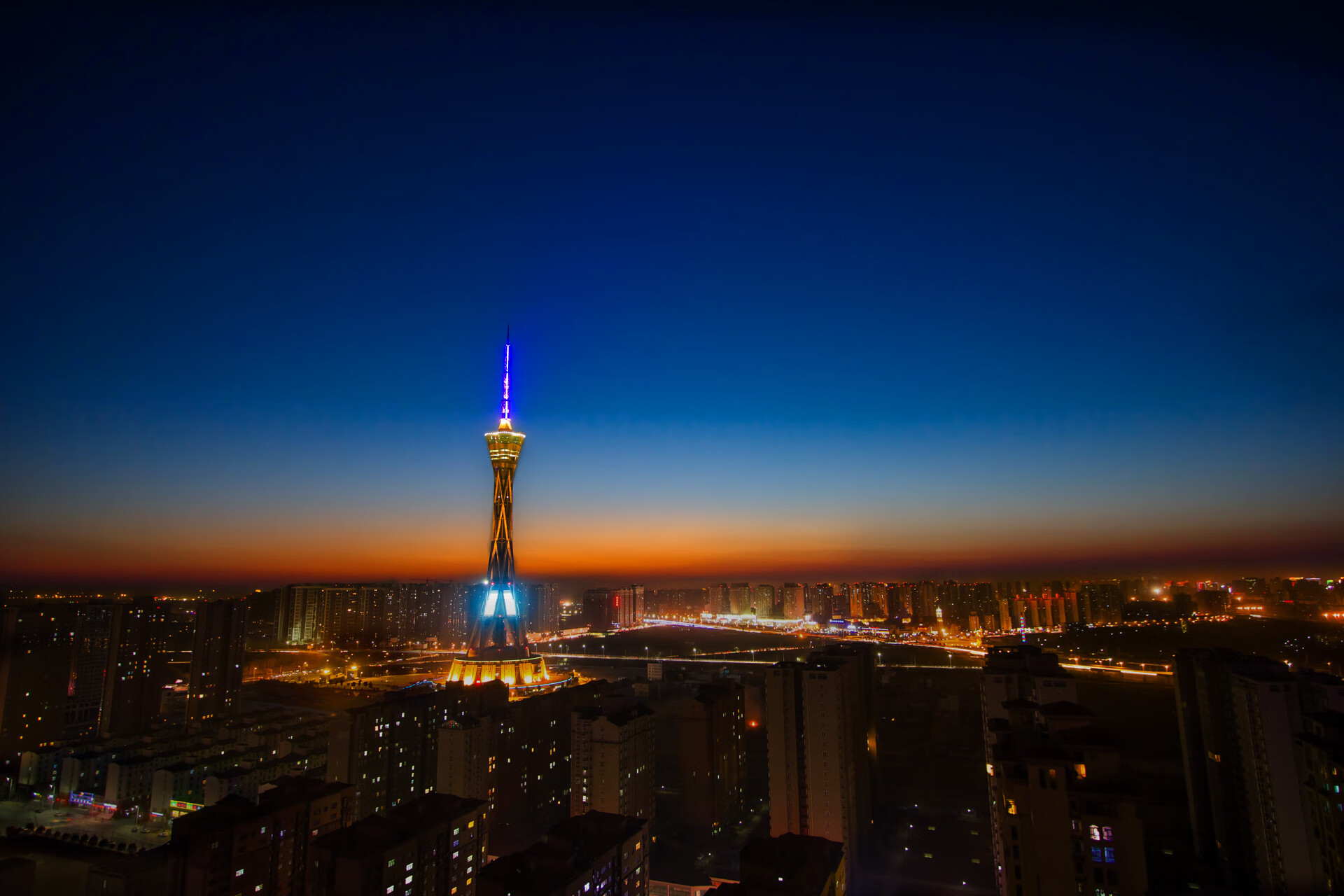 绿茵烽火映赛道,当哈弗茨的绝杀基因点燃F1年度争冠之夜